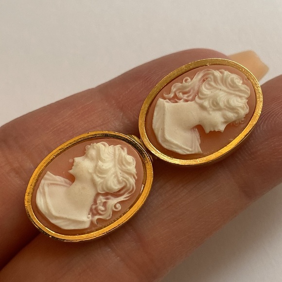 Vintage cameo clip-on earrings - Picture 8 of 10